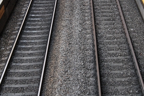 黑白火车轨道图片